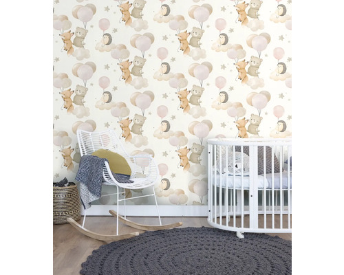Kinderzimmer mit Mustertapete, Schaukelstuhl und Babybett