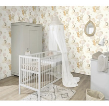 Babyzimmer mit Gitterbett, Wickelkommode, Kleiderschrank und Tapete mit Tiermotiven