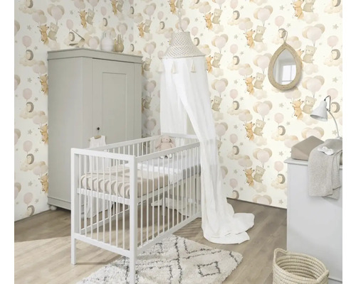 Babyzimmer mit Gitterbett, Wickelkommode, Kleiderschrank und Tapete mit Tiermotiven
