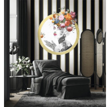 Elegant eingerichtetes Wohnzimmer mit Chaiselongue, Raumteiler und Kunstwerk an einer gestreiften Wand.