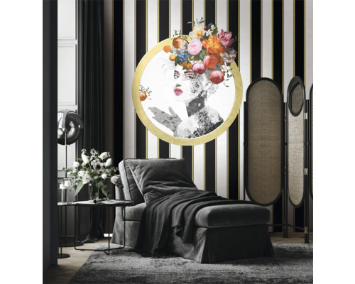 Elegant eingerichtetes Wohnzimmer mit Chaiselongue, Raumteiler und Kunstwerk an einer gestreiften Wand.