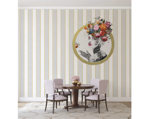Esszimmer mit rundem Holztisch, Stühlen und Kunstwerk an der Wand