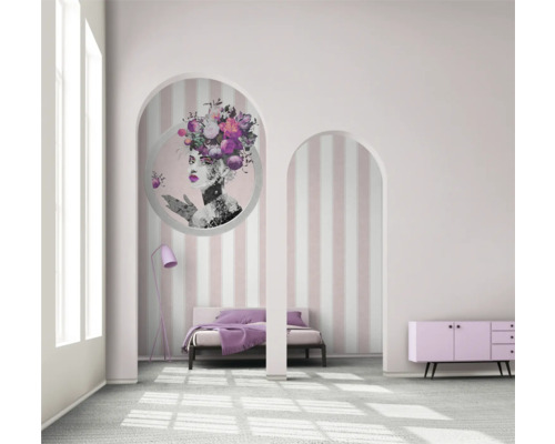 Helles Schlafzimmer mit Bett, Kommode und Wandbildern