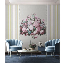Dekoratives Wohnzimmer mit zwei blauen Sesseln, einem Couchtisch und einem großen Blumenmuster an der Wand