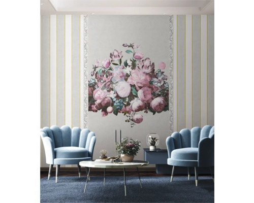 Dekoratives Wohnzimmer mit zwei blauen Sesseln, einem Couchtisch und einem großen Blumenmuster an der Wand