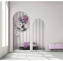 Schlafzimmer mit Bett, Kommode und Wandbild in einem Rahmen