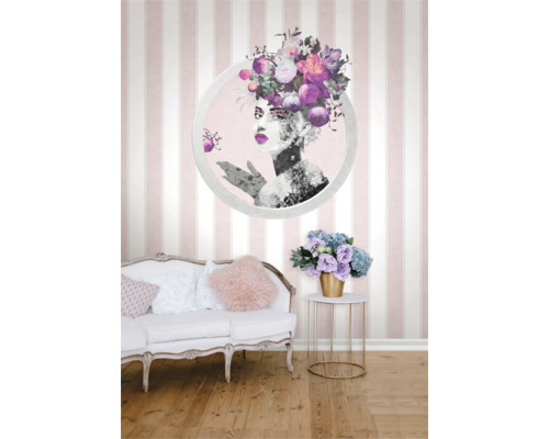 Dekoratives Wohnzimmer mit gestreifter Tapete, Sofa und Blumenbild