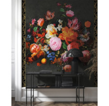 Wohnraum mit Blumentapete, Konsole, Lampe und Bücherstapel
