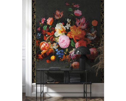 Wohnraum mit Blumentapete, Konsole, Lampe und Bücherstapel