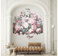 Wand mit Blumenmuster, Sofa, Tisch und Stehlampe in einem hellen Raum