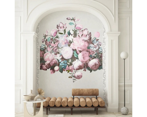 Wand mit Blumenmuster, Sofa, Tisch und Stehlampe in einem hellen Raum