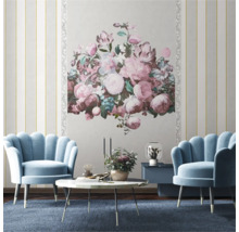 Dekoratives Wohnzimmer mit blauen Sesseln, Couchtisch und Blumenwandbild