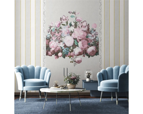 Dekoratives Wohnzimmer mit blauen Sesseln, Couchtisch und Blumenwandbild