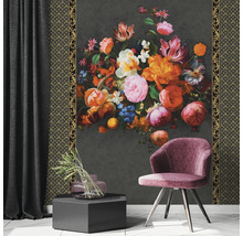 Dekoratives Wohnzimmer mit floraler Wand, Sessel und Beistelltisch