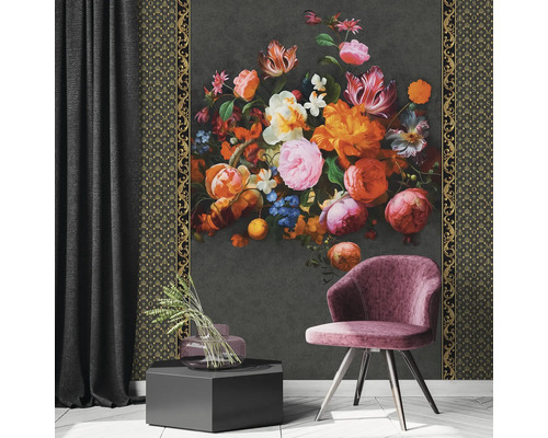 Dekoratives Wohnzimmer mit floraler Wand, Sessel und Beistelltisch