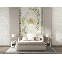 Schlafzimmer mit Bett, Nachttischen und floral gemusterter Tapete mit Kronenmotiv