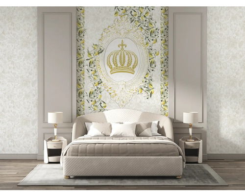 Schlafzimmer mit Bett, Nachttischen und floral gemusterter Tapete mit Kronenmotiv