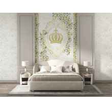 Schlafzimmer mit Bett, Nachttischen und Wandgestaltung mit Zitronenmuster