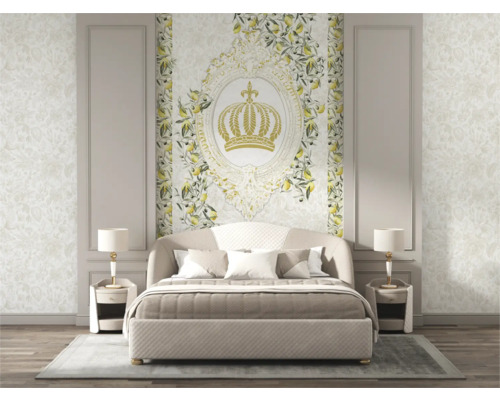 Schlafzimmer mit Bett, Nachttischen und Wandgestaltung mit Zitronenmuster