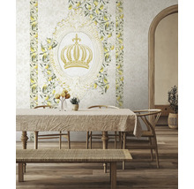 Ein Esszimmer mit einem Tisch und Stühlen vor einer Wandtapete mit Zitronenmuster und einer Krone
