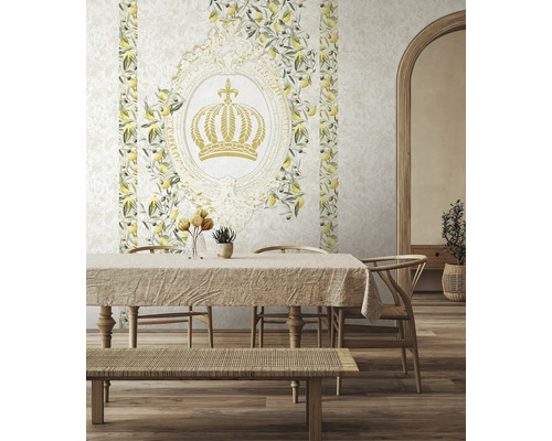 Ein Esszimmer mit einem Tisch und Stühlen vor einer Wandtapete mit Zitronenmuster und einer Krone