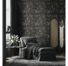 Wohnzimmer mit Chaiselongue, Raumteiler und floraler Tapete