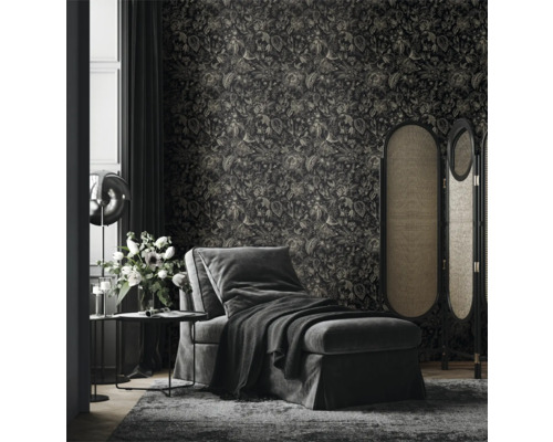 Wohnzimmer mit Chaiselongue, Raumteiler und floraler Tapete