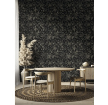 Esszimmer mit floraler Tapete, Holztisch, Stühlen und rundem Teppich