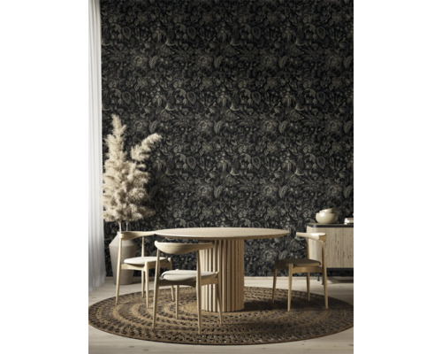 Esszimmer mit floraler Tapete, Holztisch, Stühlen und rundem Teppich