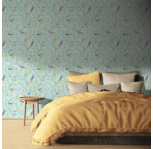 Schlafzimmer mit gemusterter Tapete mit Vogel- und Pflanzenmotiven