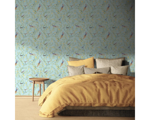 Schlafzimmer mit gemusterter Tapete mit Vogel- und Pflanzenmotiven