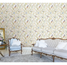 Helle, freundliche Inneneinrichtung mit floraler Vogel-Tapete, Sofa und Sessel