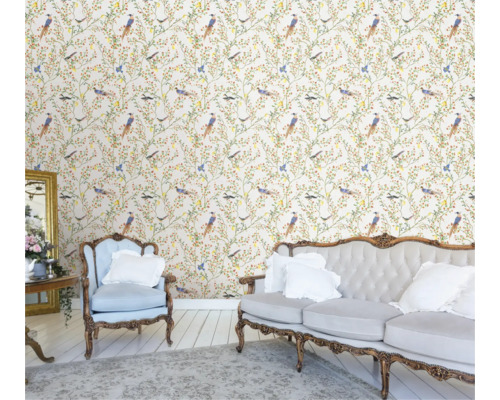 Helle, freundliche Inneneinrichtung mit floraler Vogel-Tapete, Sofa und Sessel