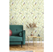 Raumansicht mit grünen Samtsofa, goldenem Satztisch und Tapete mit Vogelmuster