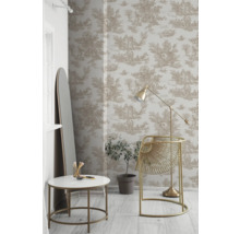 Wohnraum mit Tapete im Toile-de-Jouy-Stil, Stehlampe, Beistelltisch, Stuhl und Spiegel