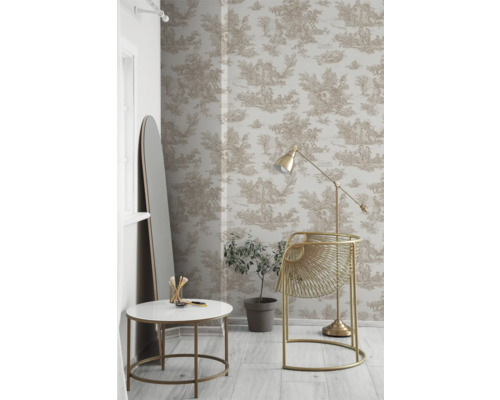 Wohnraum mit Tapete im Toile-de-Jouy-Stil, Stehlampe, Beistelltisch, Stuhl und Spiegel
