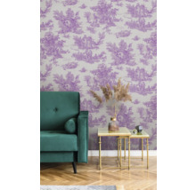 Raumansicht mit Tapete mit Toile-de-Jouy-Muster, Sofa und Beistelltischen