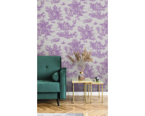 Raumansicht mit Tapete mit Toile-de-Jouy-Muster, Sofa und Beistelltischen