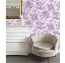 Dekoratives Interieur mit Sessel, Kommode, Spiegel und Tapete mit Mustern
