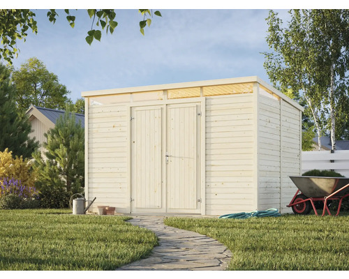 Gartenszene mit Holzgartenhaus, Gartenwerkzeug und Schubkarre