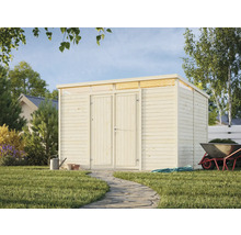 Gartenszene mit Holzgartenhaus, Gießkanne, Schubkarre und Pflanzen