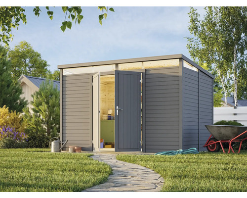 Garten Szene mit Gerätehaus aus Holz mit geöffneten Türen, umgeben von Gartenwerkzeugen und Pflanzen.