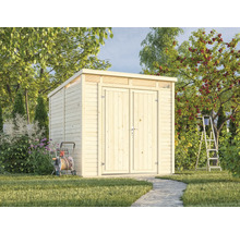 Gartenszene mit Holzgartenhaus, Schlauchwagen und Leiter