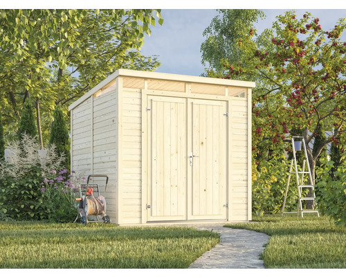 Garten mit Gerätehaus aus Holz, Schlauchwagen und Leiter vor Baum