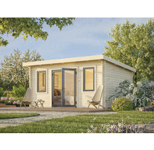 Holzgartenhaus mit Fenstern und Glastüren umgeben von Garten