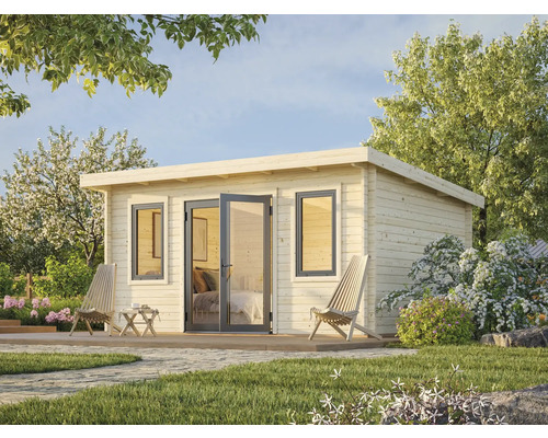 Gartenhaus mit Fenstern und Doppeltür aus Holz im Garten