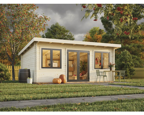 Garten Szene mit Holzgartenhaus, Gartenmöbeln und Dekorationen auf Rasen