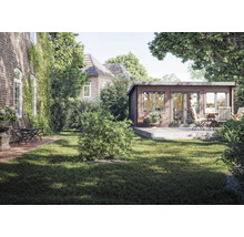 Gartenansicht mit Gartenhaus und Sitzgruppe auf einer Rasenfläche