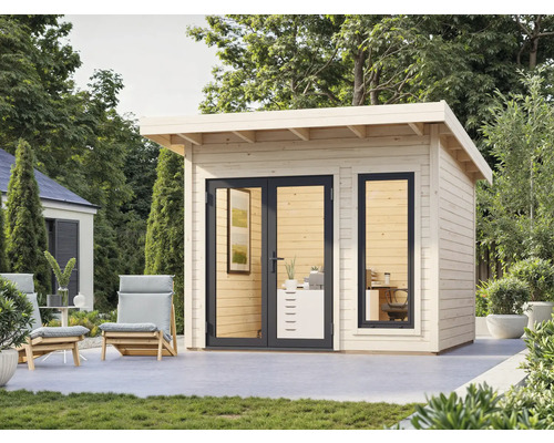 Garten mit modernem Holzgartenhaus mit Fenstern und Glastüren.