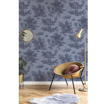 Wohnzimmer mit dekorativer Tapete mit ländlichem Muster, Sessel und Stehlampe
